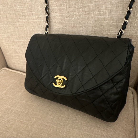 CHANEL Quilted Black Leather Flap Bag Matelasse Lambskin CC Logo Gold Chain - Picture 2 of 10